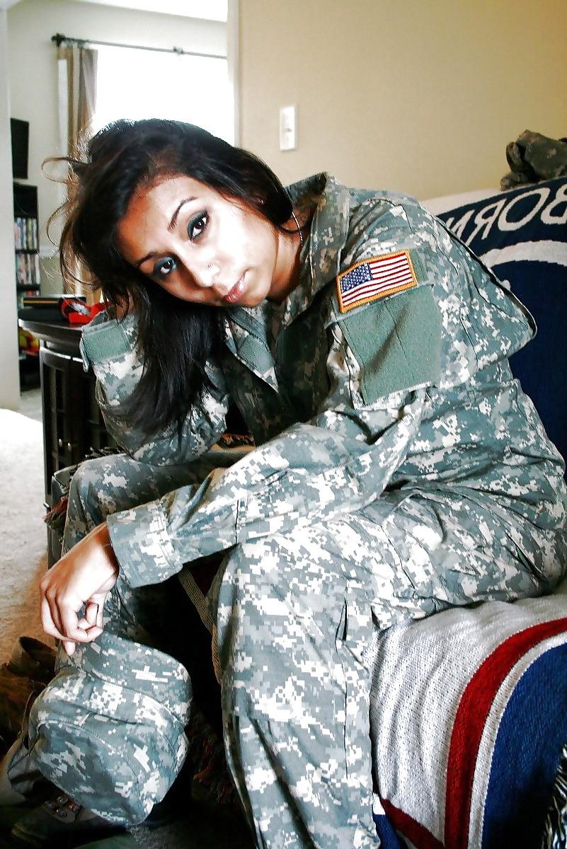 7P Femmes sous l'uniforme #03 - Surina Malik