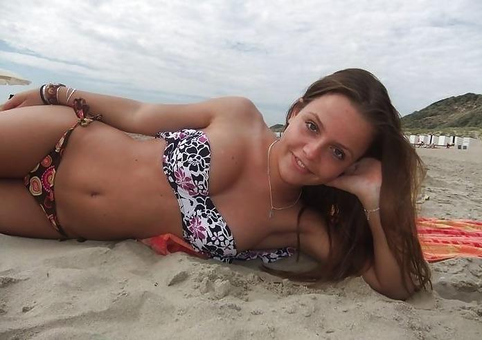 25P Girls in Bikinis 19