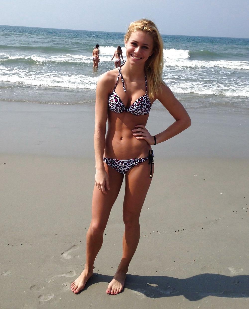 25P Girls in Bikinis 19