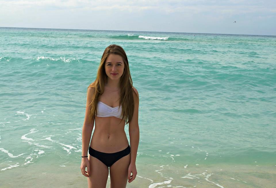 25P Girls in Bikinis 19