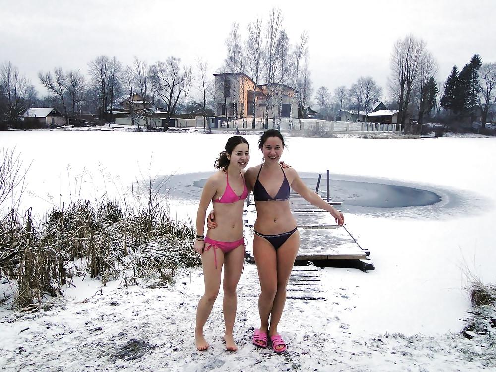25P Bikini Girls in the Snow