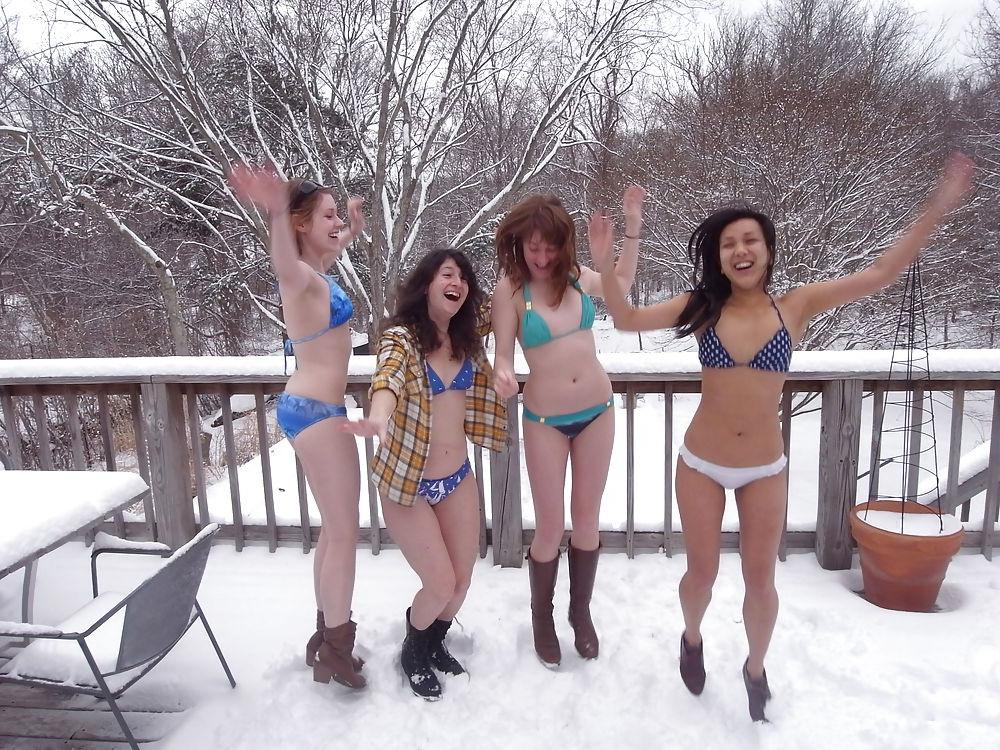 25P Bikini Girls in the Snow