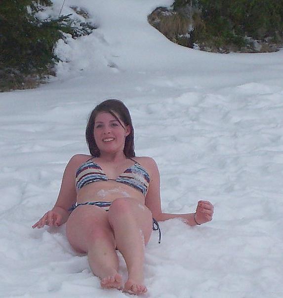 25P Bikini Girls in the Snow