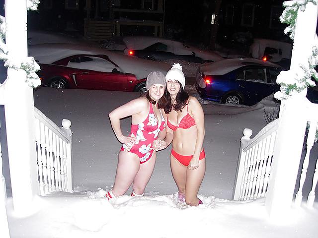 25P Bikini Girls in the Snow