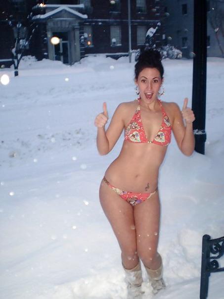 25P Bikini Girls in the Snow