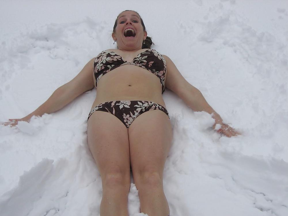 25P Bikini Girls in the Snow