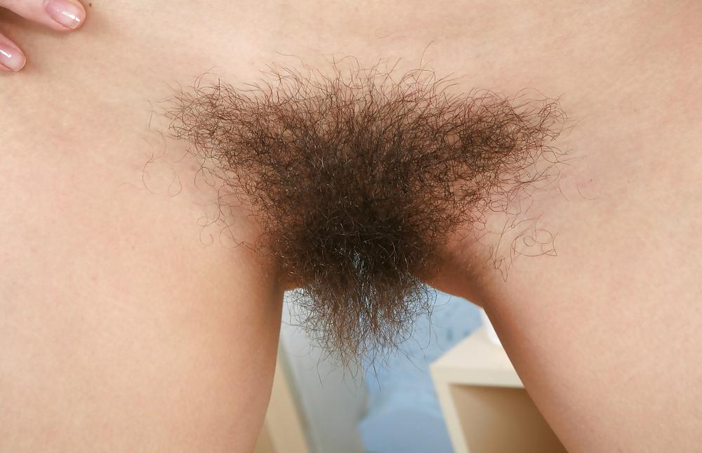 25P Naturally Wild Pussy Bush