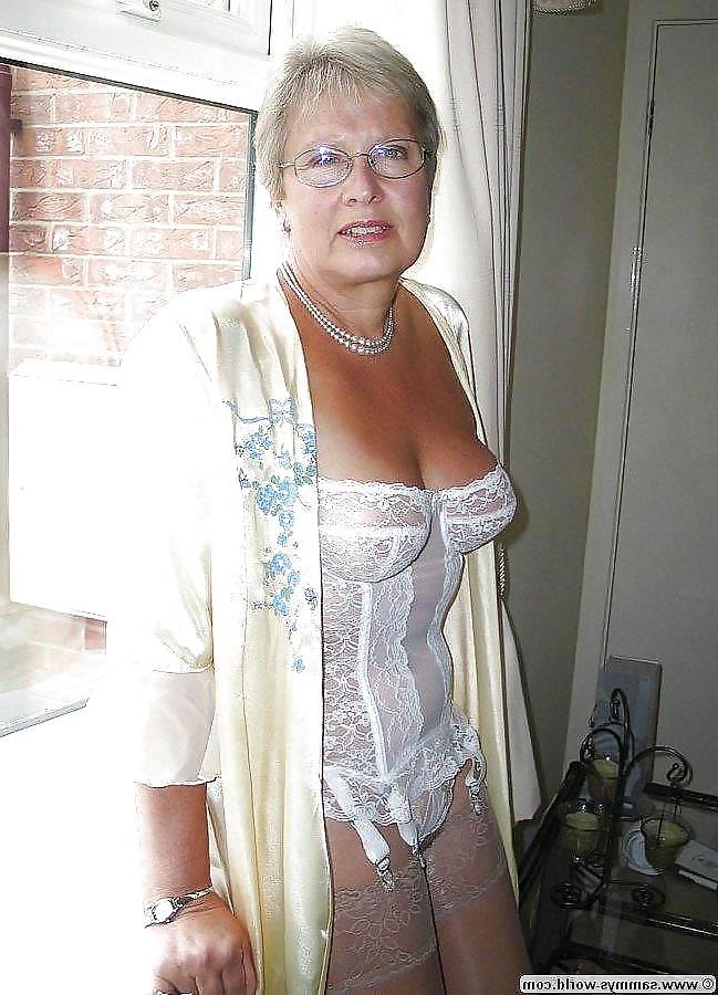 25P Mature Sammys Nylons
