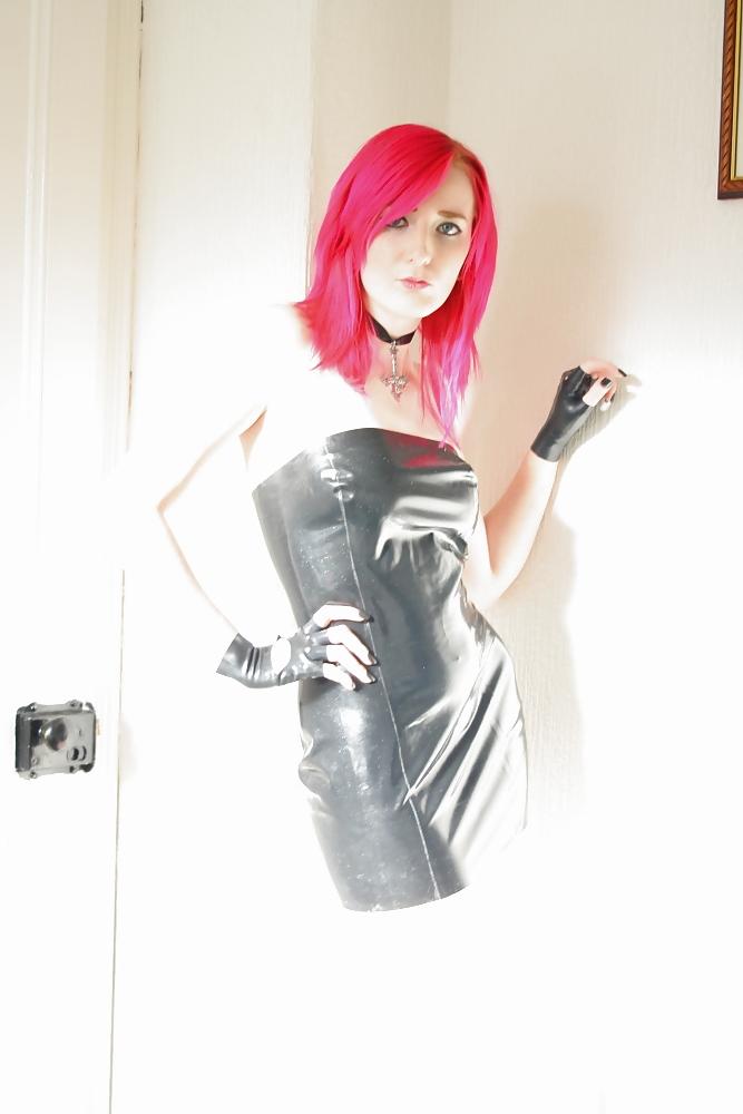 24P Strassennutte in Latex 