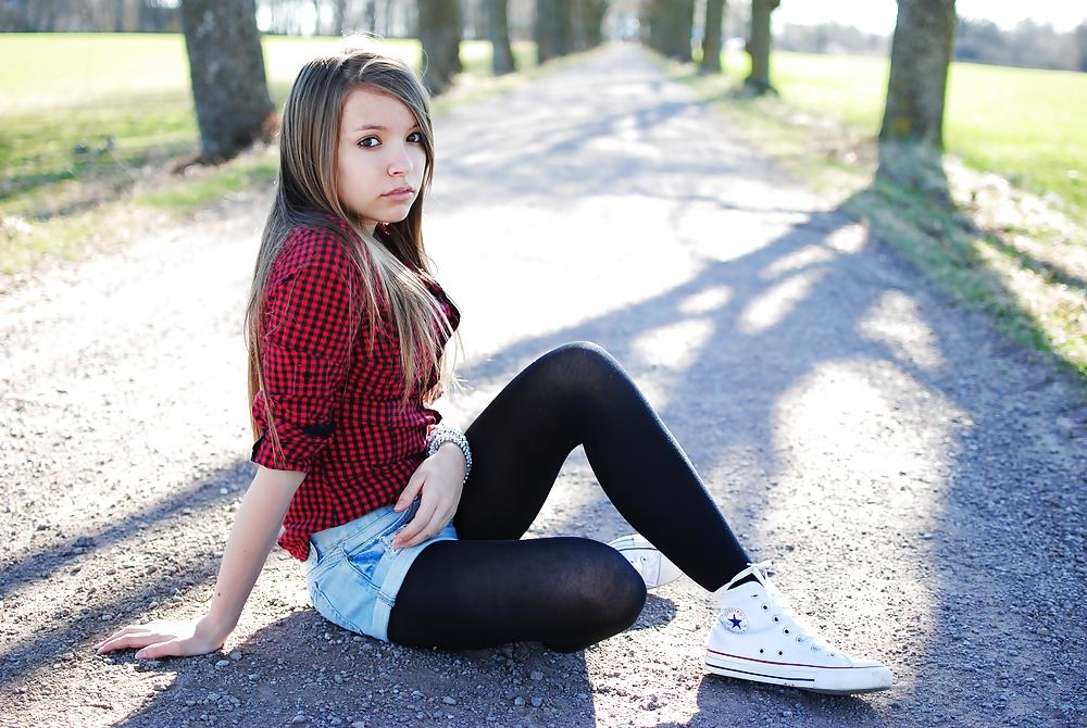 25P Teens in nylons and shorts