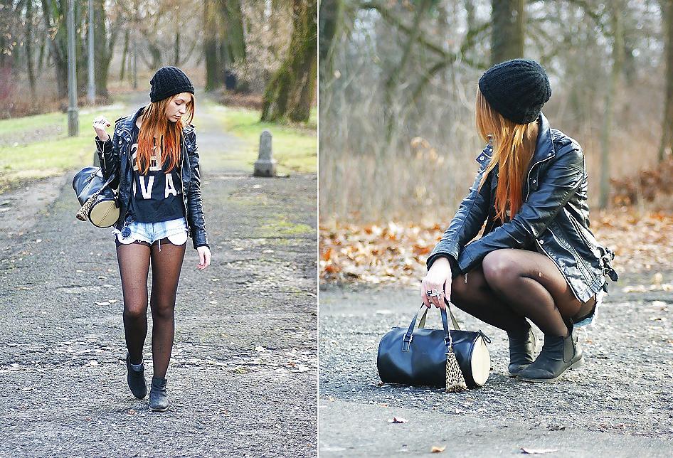 25P Teens in nylons and shorts