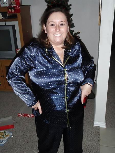 25P Single girl in Satin Pajama