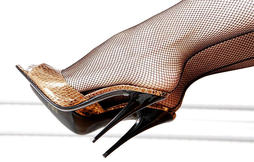 25P HIGH HEELS AND NYLONS