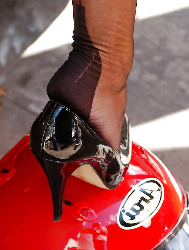 25P HIGH HEELS AND NYLONS