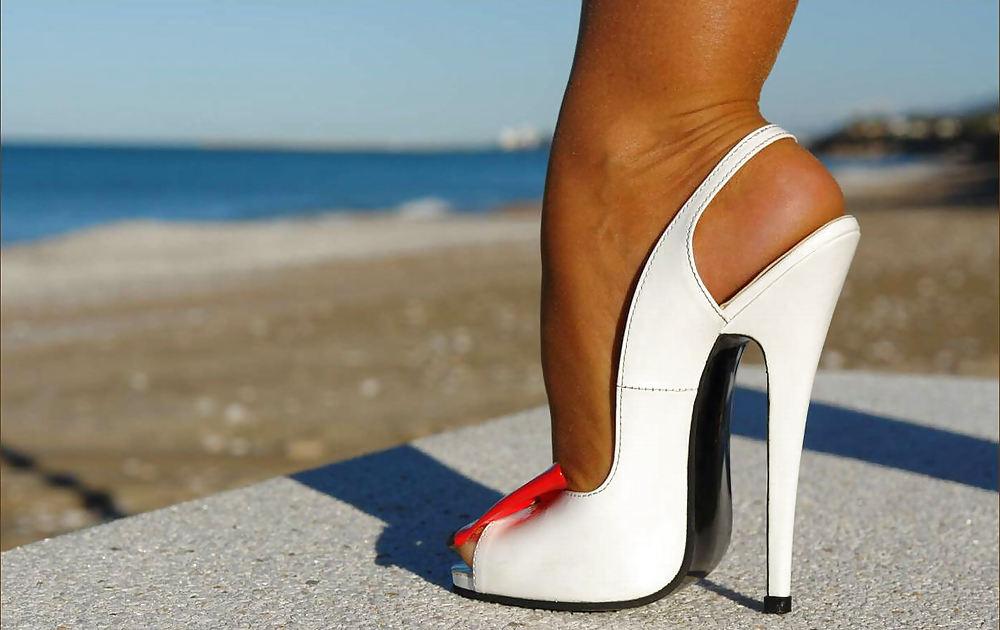 25P HIGH HEELS AND NYLONS