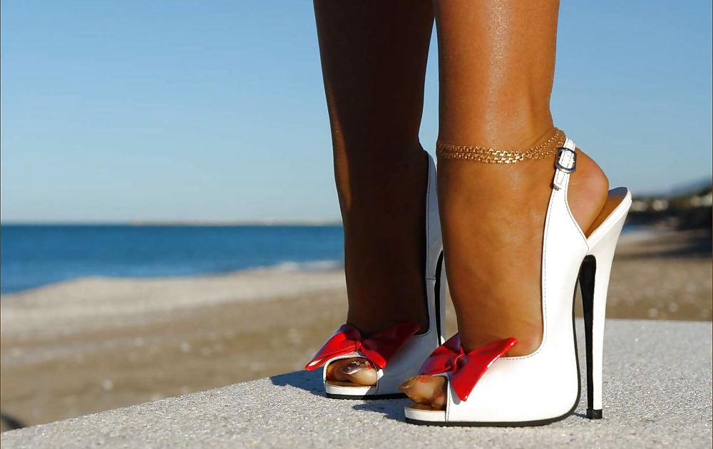 25P HIGH HEELS AND NYLONS