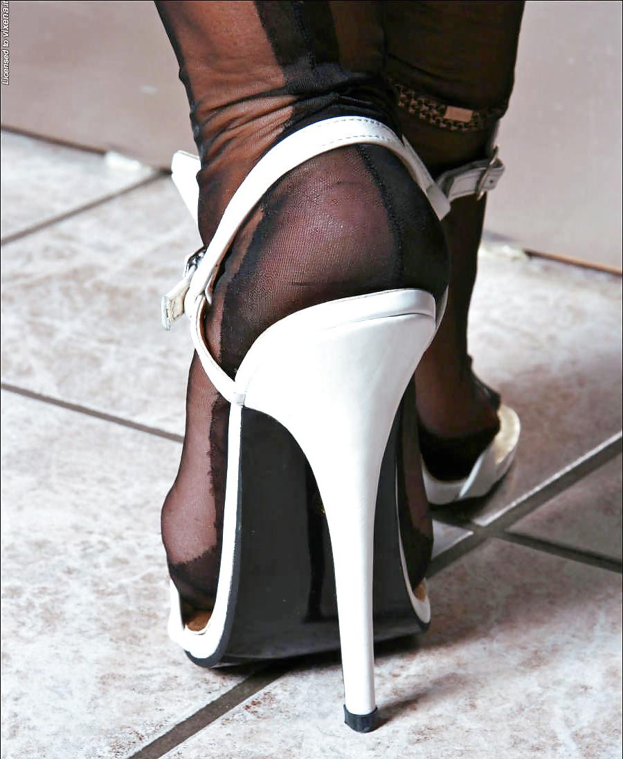25P HIGH HEELS AND NYLONS
