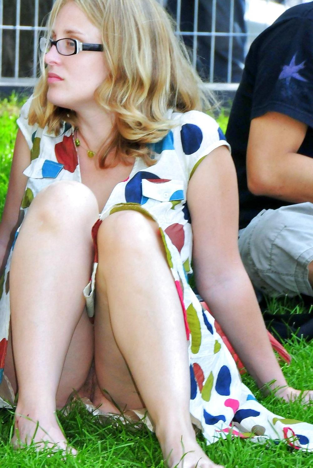 20P Hairy puissy upskirt outdoor
