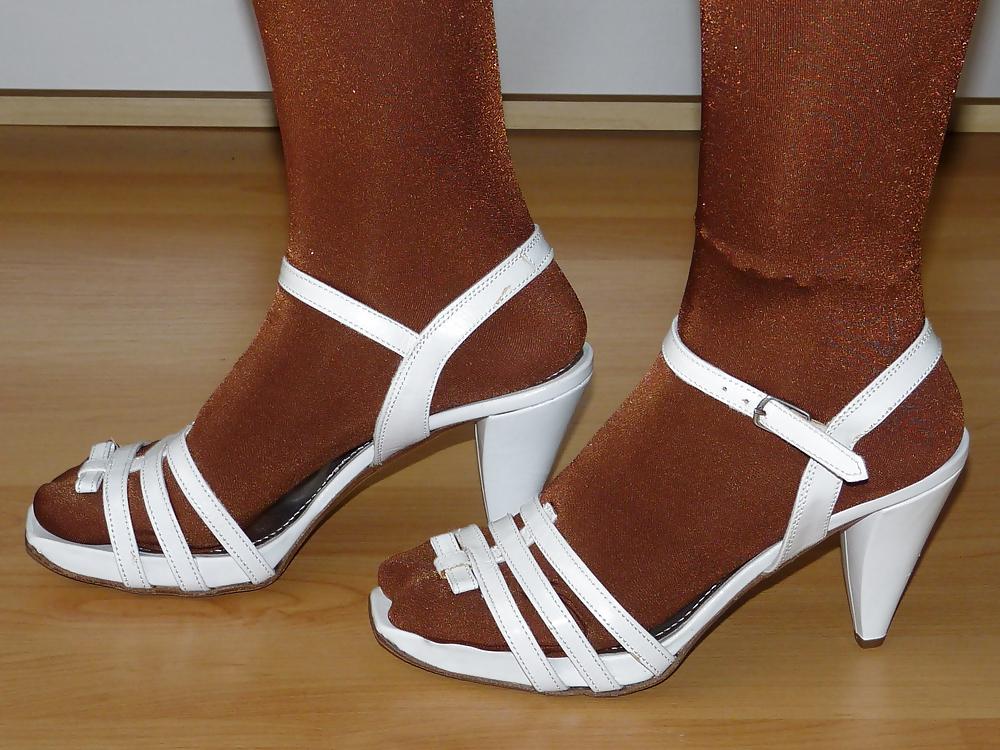 5P Wifes white heels brown shiny satin pantyhose