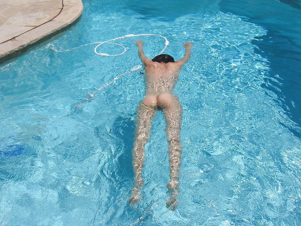 25P Backyard nudist