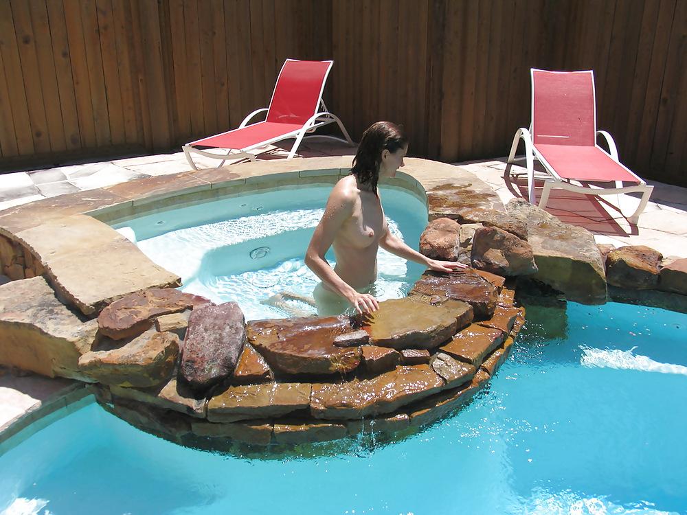 25P Backyard nudist