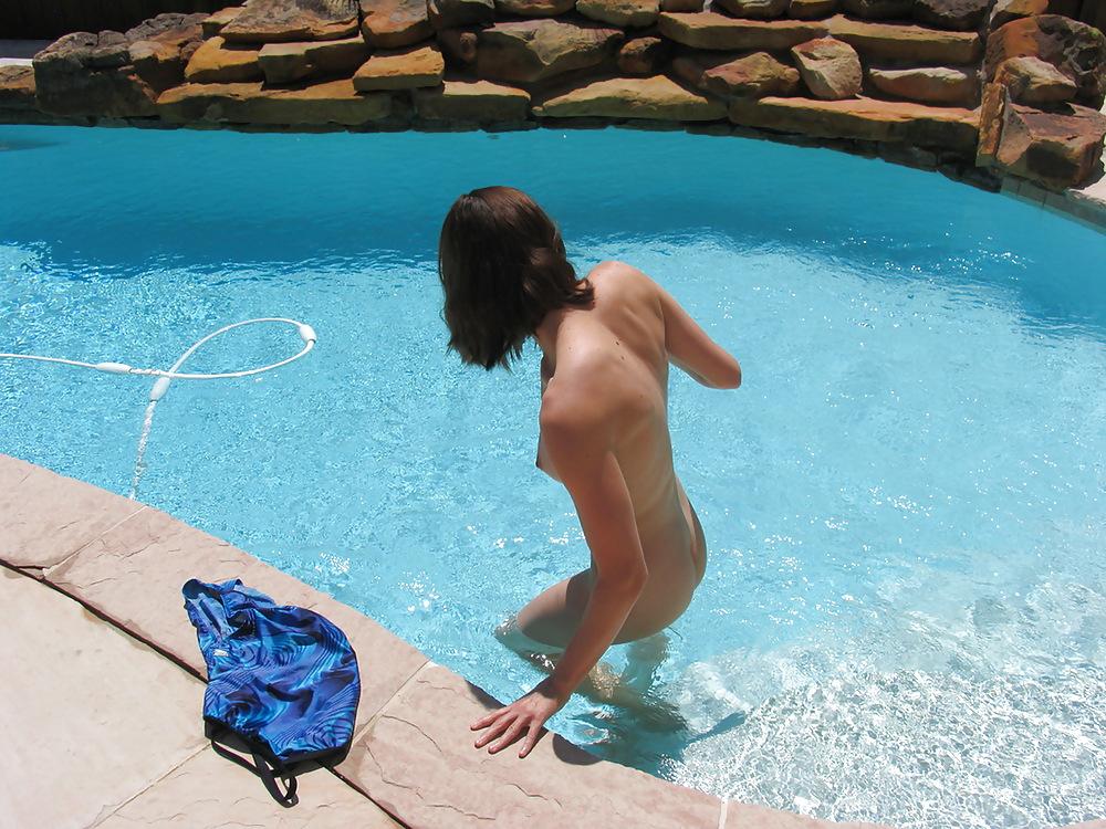 25P Backyard nudist