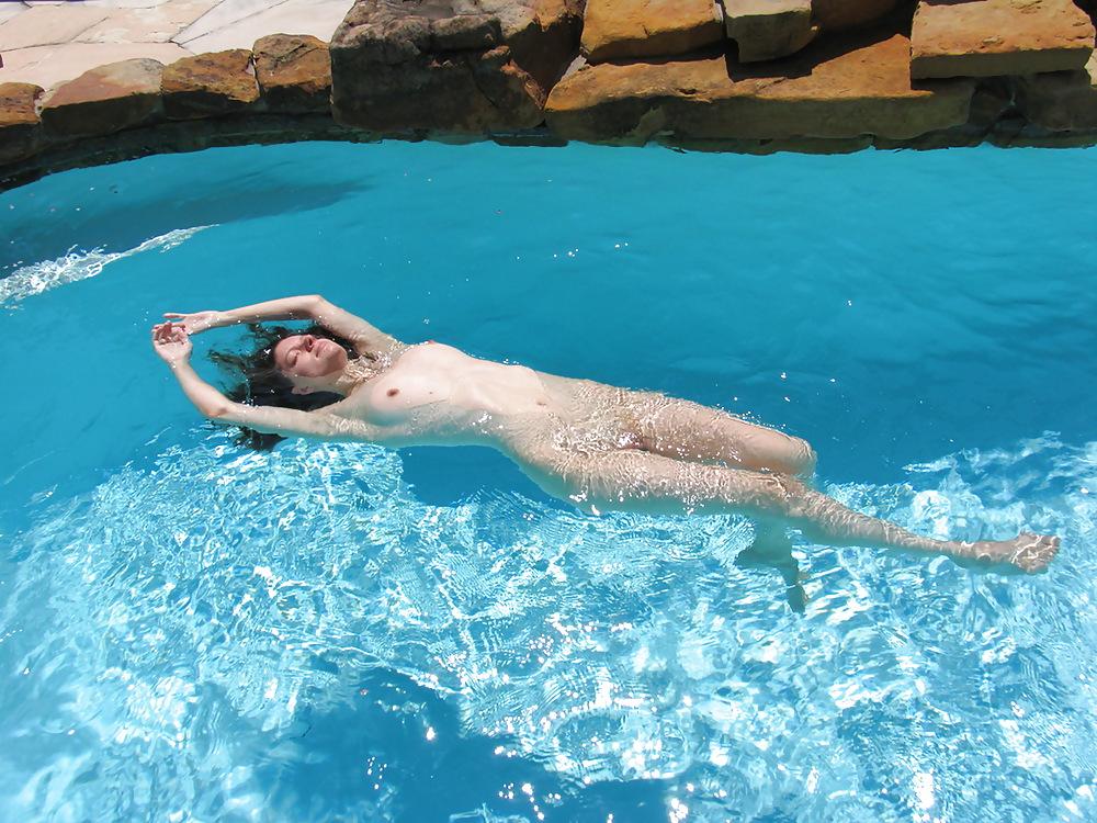 25P Backyard nudist