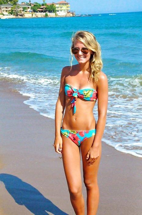 25P Girls in Bikinis 18