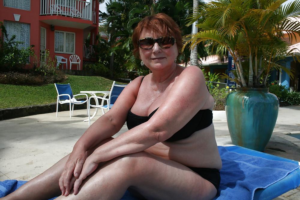 11P Curvy Mature Wife in a blindfold 