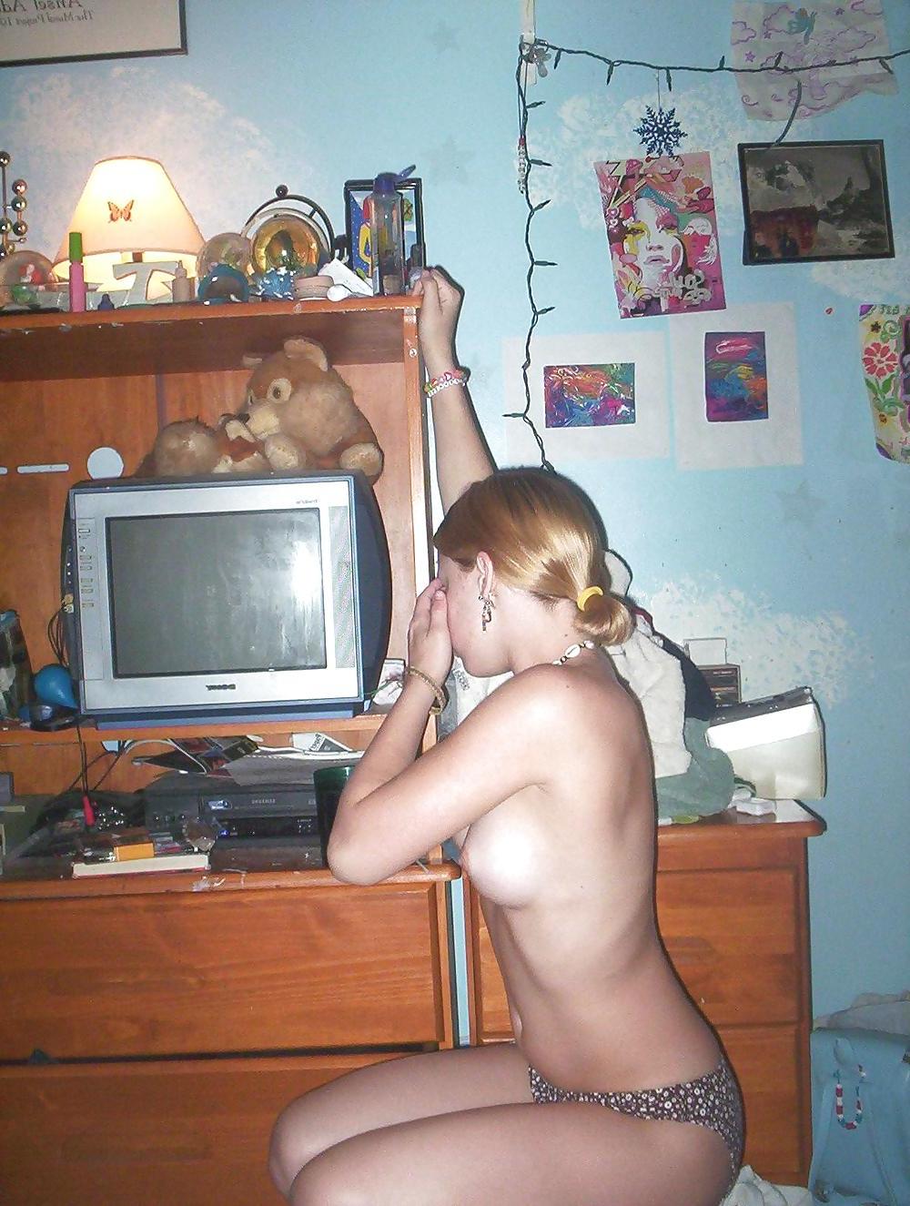 6P Fille nue devant son pere