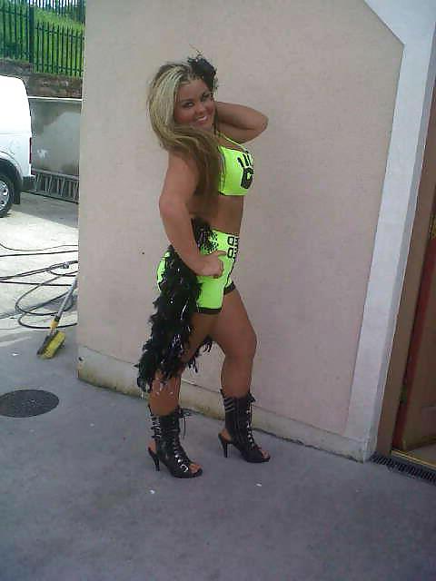 25P Love wanking to pics of people I know 