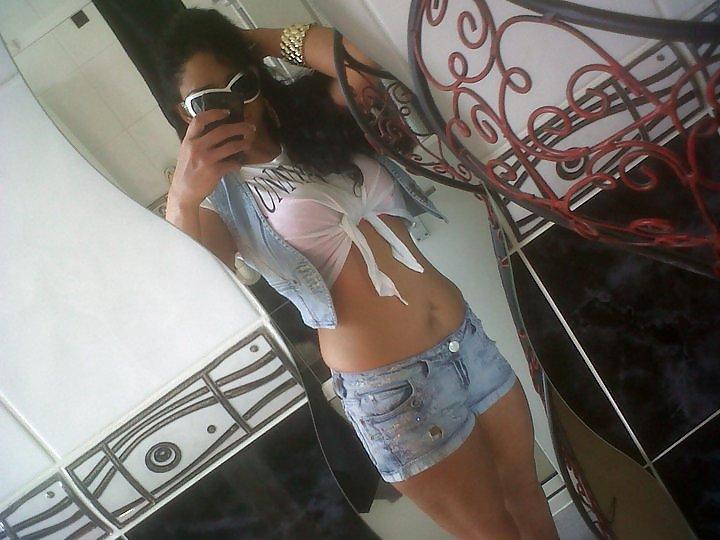 25P Love wanking to pics of people I know 