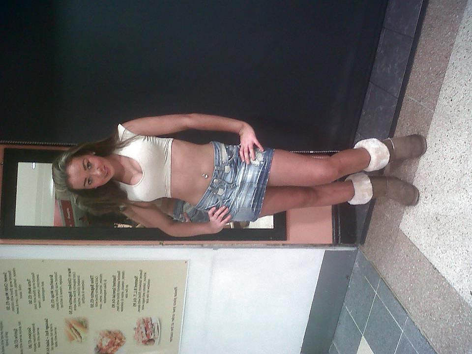25P Love wanking to pics of people I know 