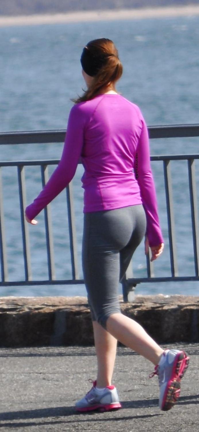 10P Hot Blonde Wearing Leggings Going To The Gym