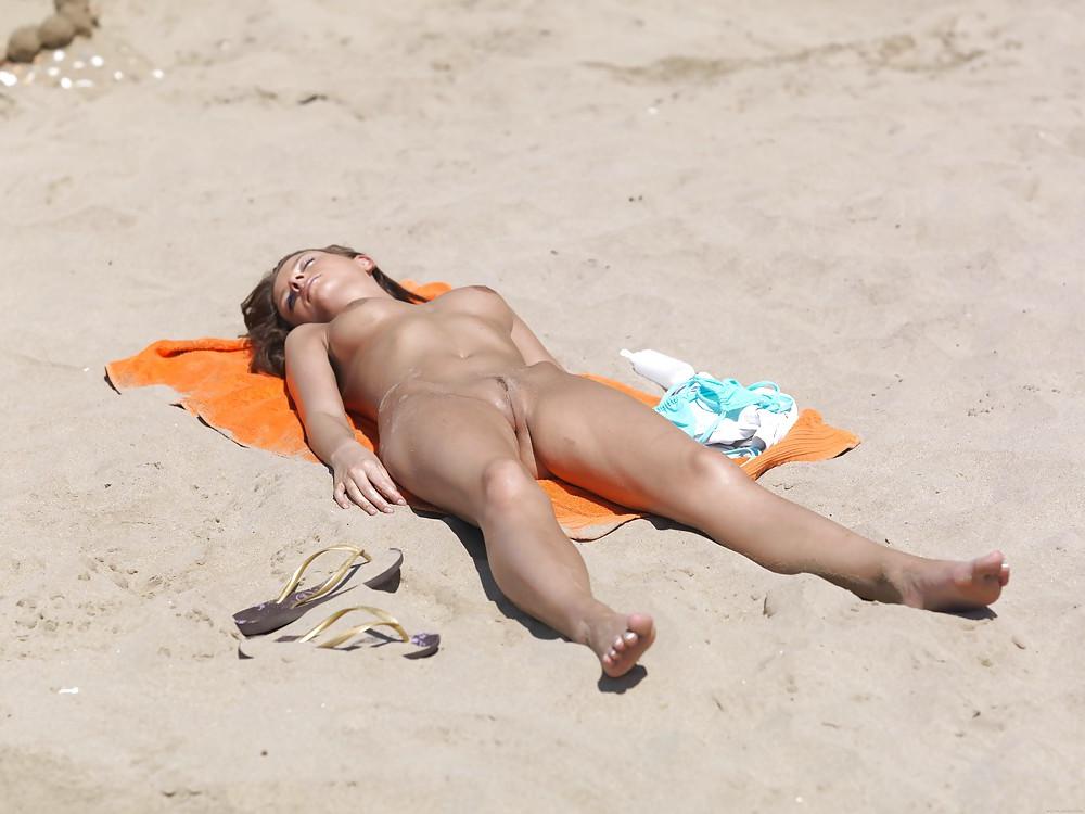 12P Nudist girl