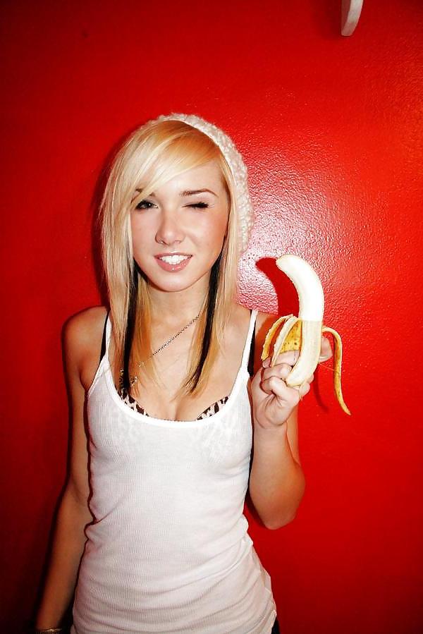 25P Blond Teen Girl with amazing body Selfshot 3of3