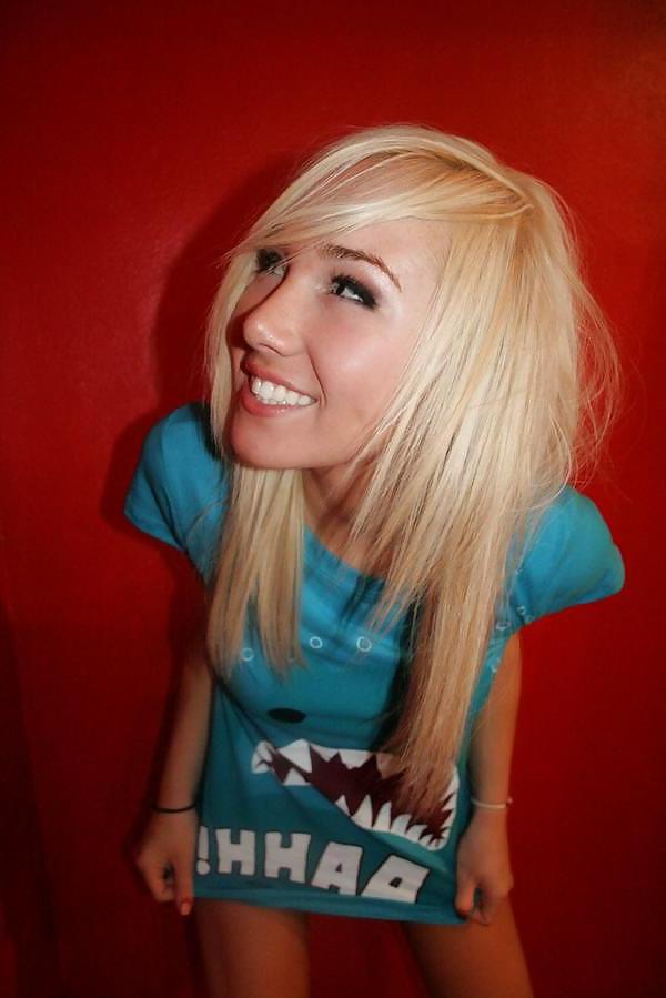 25P Blond Teen Girl with amazing body Selfshot 3of3