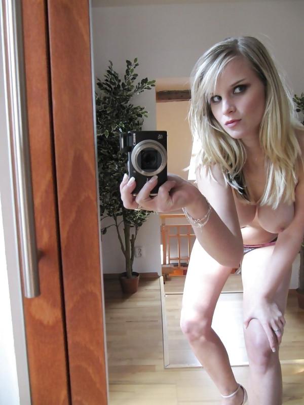 23P Hot Teen Blonde Selfshot