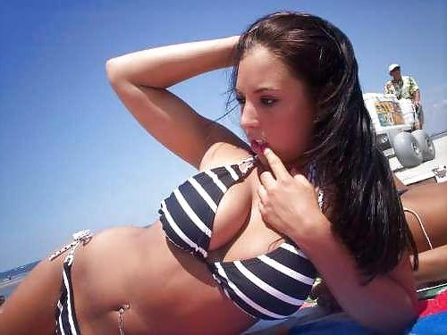 10P Shows her sexy body