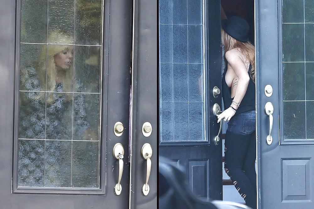12P Lindsay Lohan ... Sideboob In Black Shirt