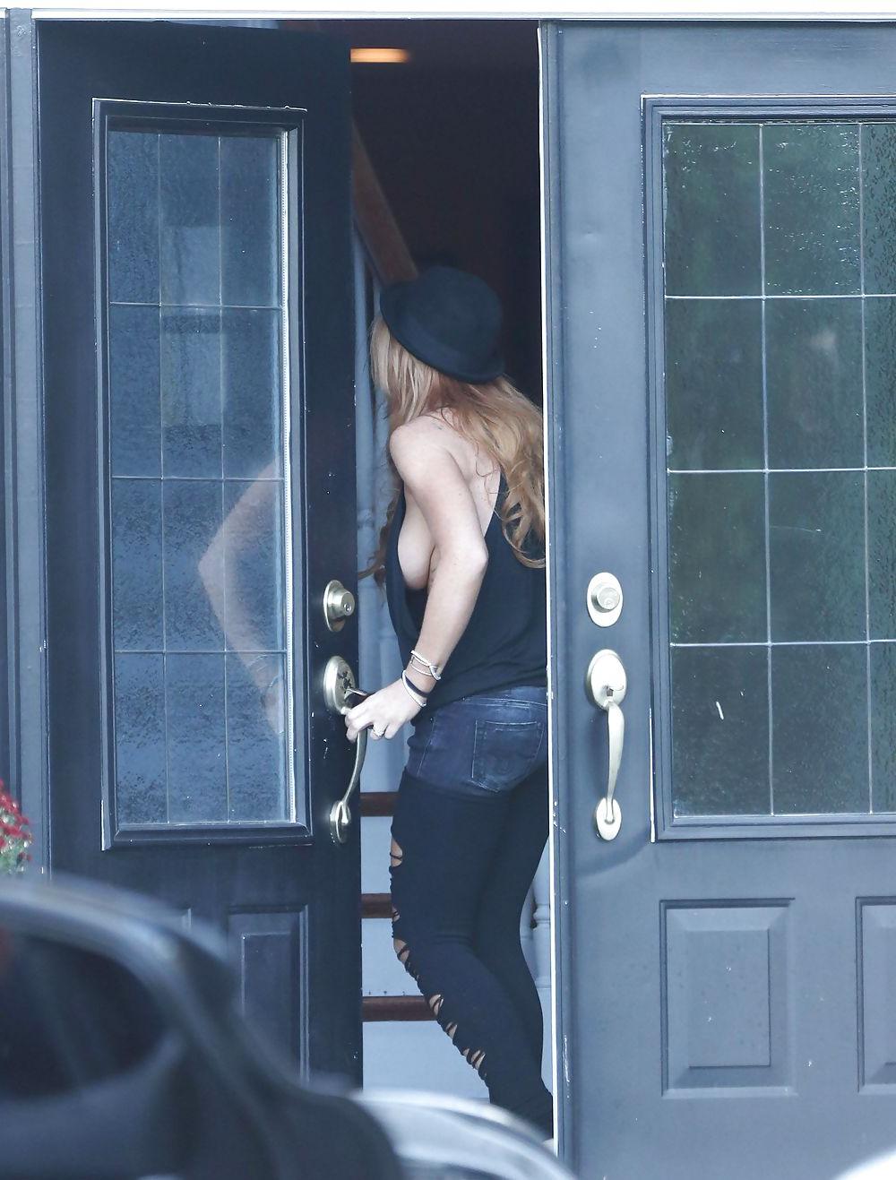 12P Lindsay Lohan ... Sideboob In Black Shirt