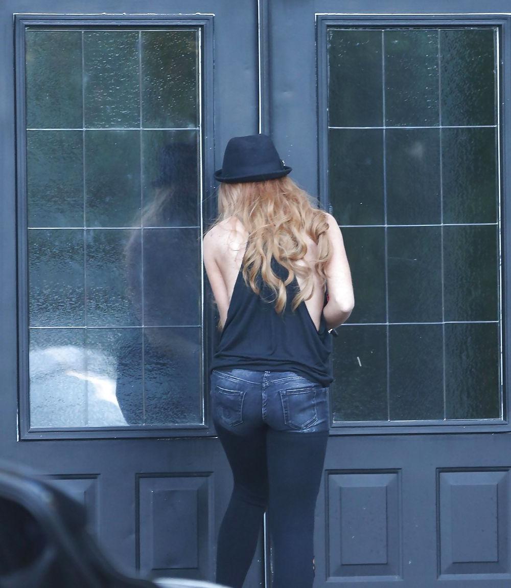 12P Lindsay Lohan ... Sideboob In Black Shirt