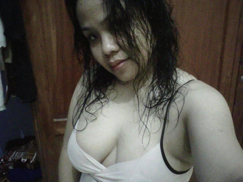 12P Indonesia girl Rinayati Playing boobs