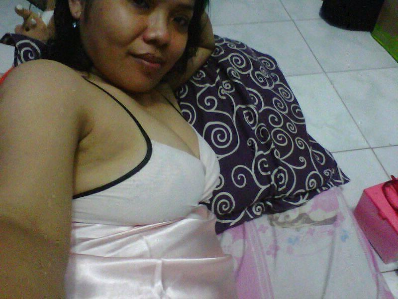 12P Indonesia girl Rinayati Playing boobs