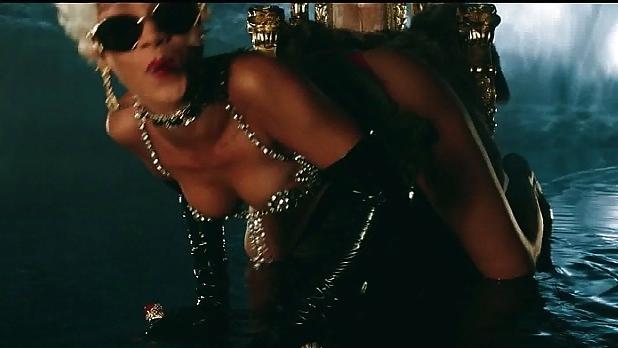 25P Rihanna : Sexy ASS in Fishnet Lingerie - Ameman