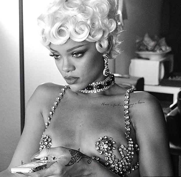 25P Rihanna : Sexy ASS in Fishnet Lingerie - Ameman