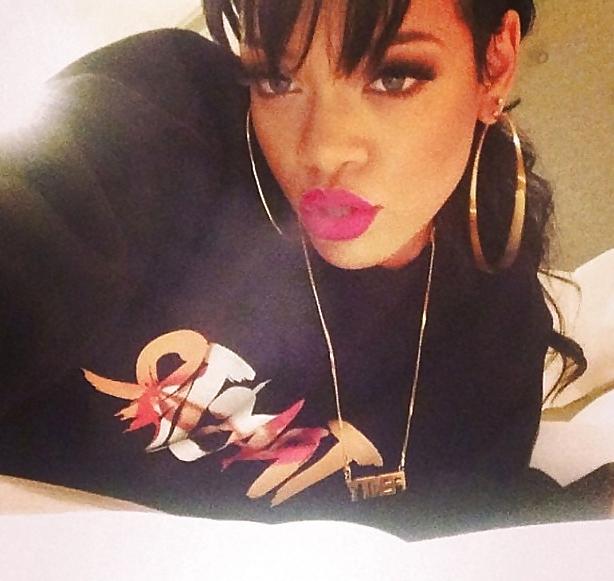 25P Rihanna : Sexy ASS in Fishnet Lingerie - Ameman