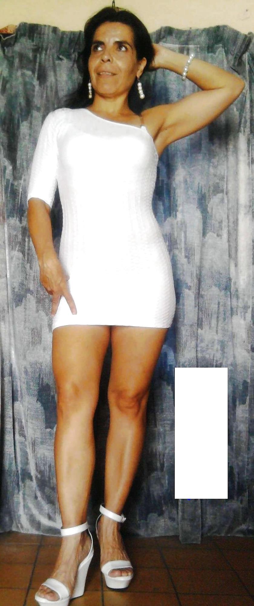 20P Latina mature cristina great legs thighs