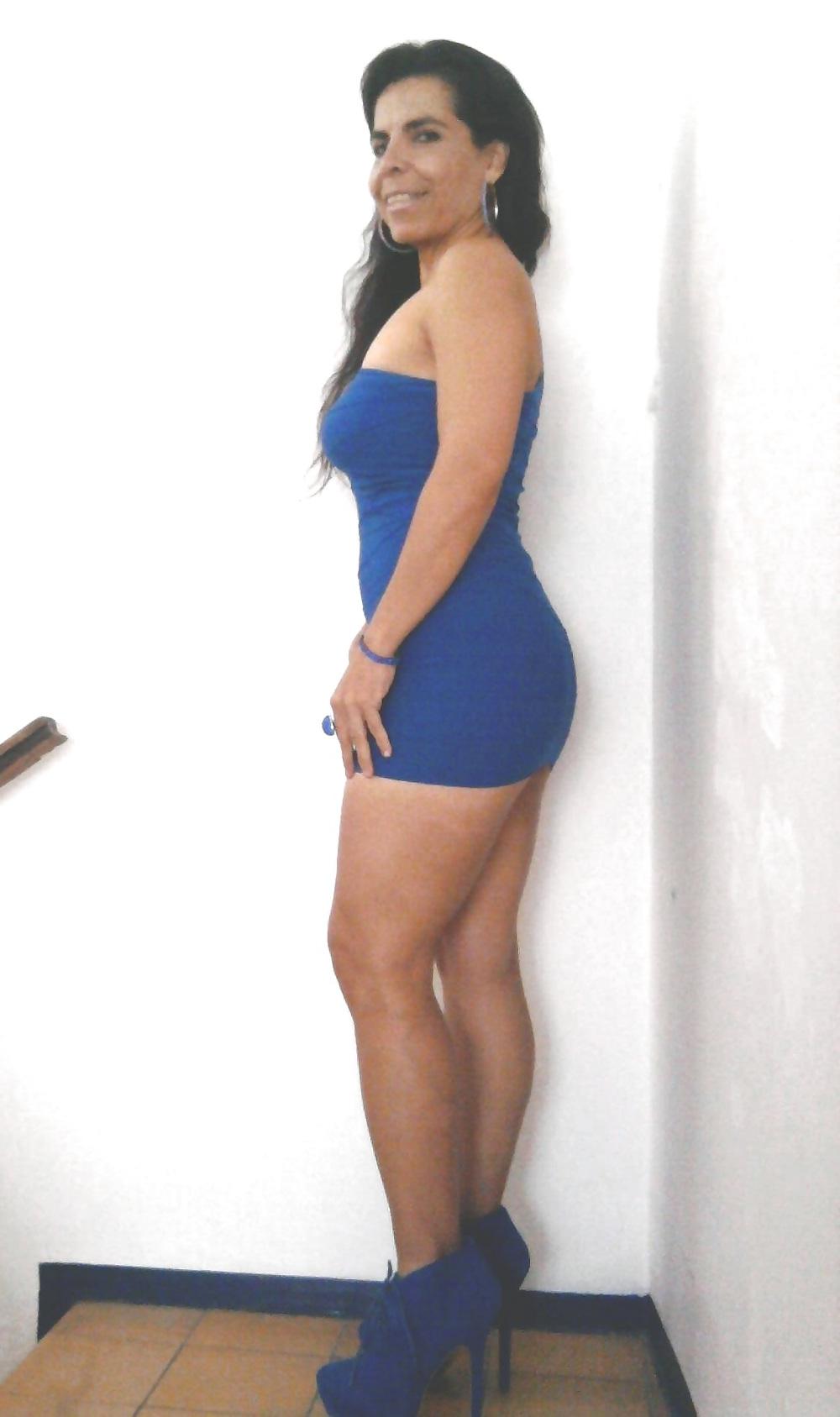 20P Latina mature cristina great legs thighs
