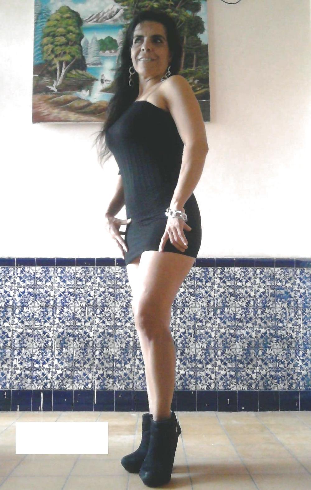 20P Latina mature cristina great legs thighs